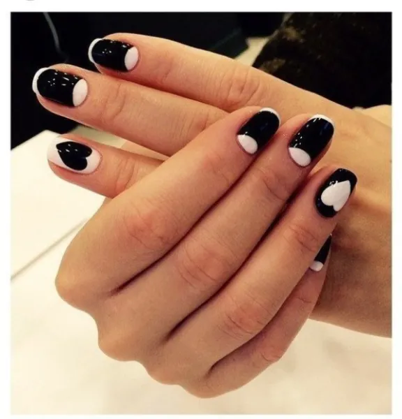 Чорно-біла геометрія на круглих нігтях: мінімалізм для короткої довжини