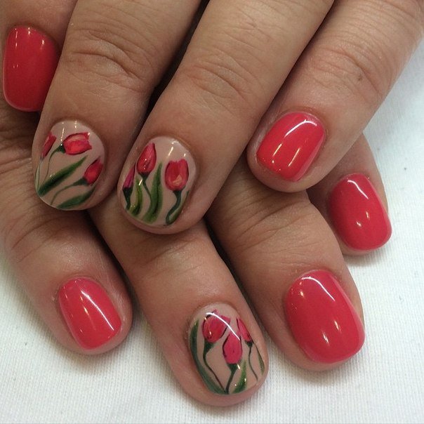 Червоний квітковий манікюр з ручним розписом на овальних нігтях