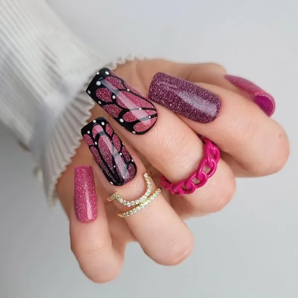 Максималістичний рожевий з чорним: Блискучий манікюр труна