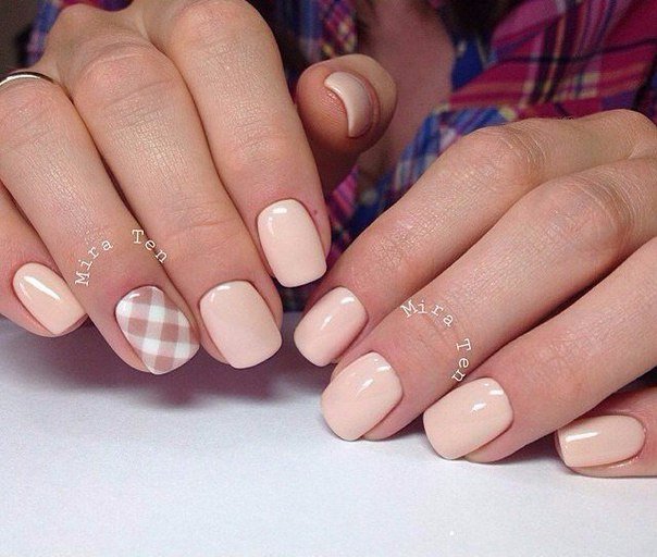 Бежевий мінімалізм з білою геометрією на коротких круглих нігтях
