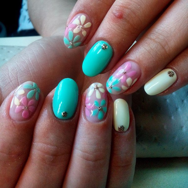 Зелений манікюр з 3D квітами та блиском на овальних нігтях