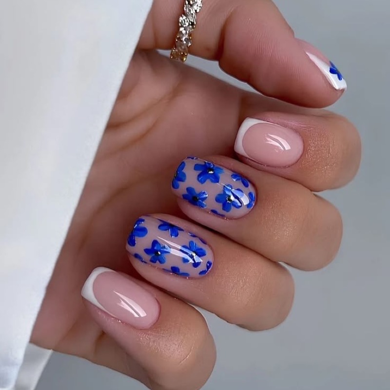 Елегантний Бежево-Синій Французький Манікюр: Квітковий Розпис на Овальних Нігтях Гель-Лаком
