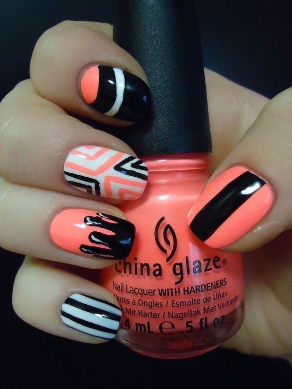 Помаранчевий манікюр з абстрактними чорно-білими лініями на овальних нігтях