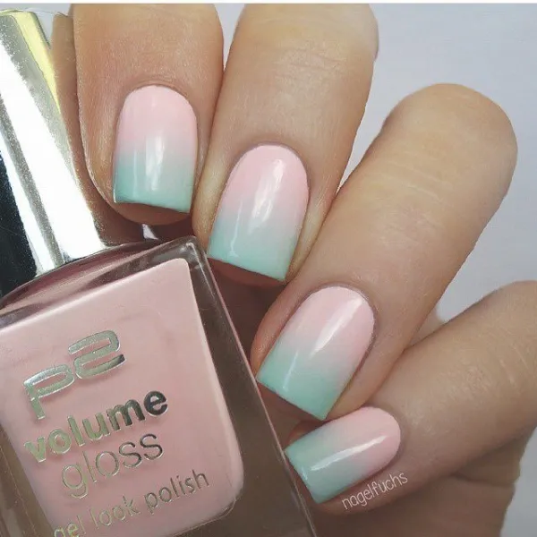 Овальні нігті: рожево-зелене омбре з блиском та нотками мінімалізму