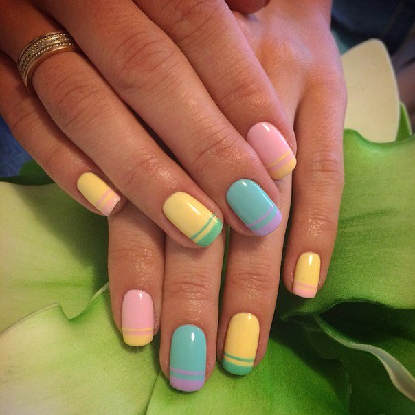 Геометричний манікюр з весняними кольорами та ручним розписом