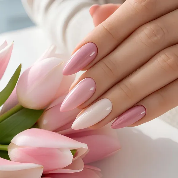 Ніжний рожево-білий мінімалізм: блискучі мигдалеподібні нігті гель-лаком