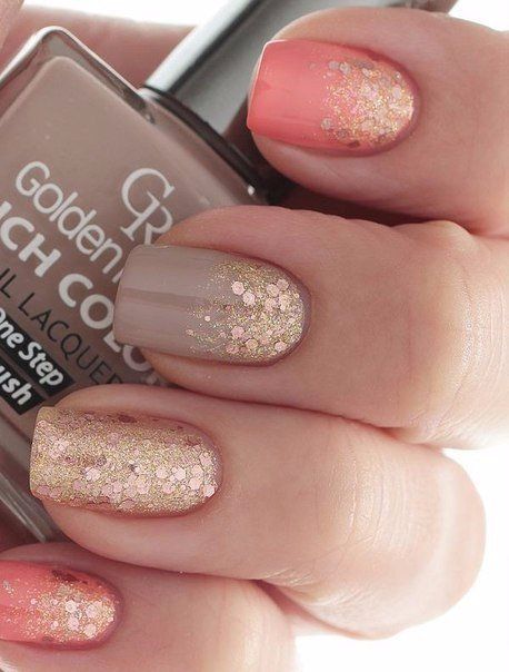 Манікюр у бежевих тонах з рожевим і золотими блискітками