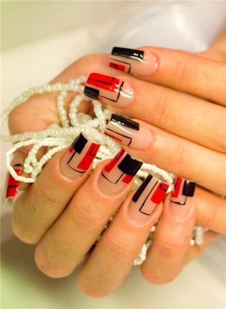 Червоний манікюр з чорною геометрією та негативним простором