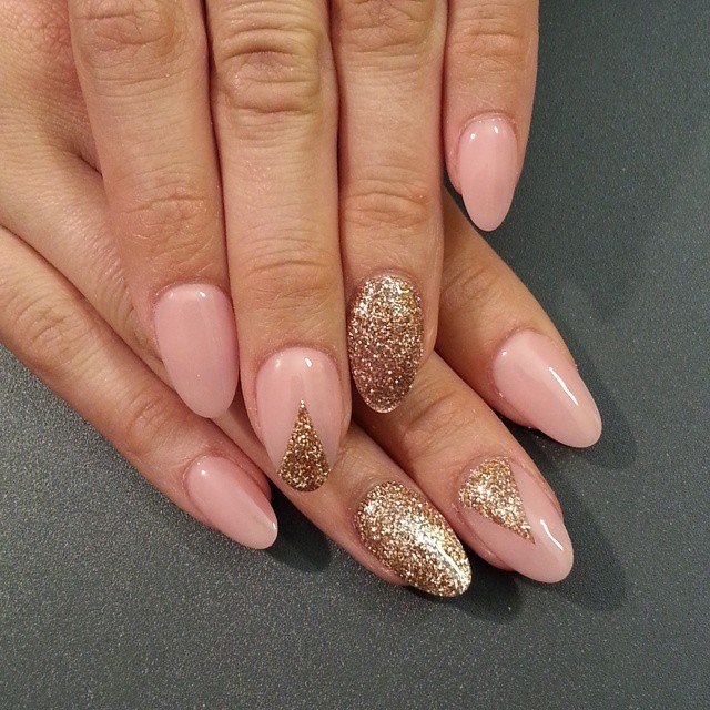 Бежевий манікюр з блискучою золотою геометрією на мигдалевих нігтях