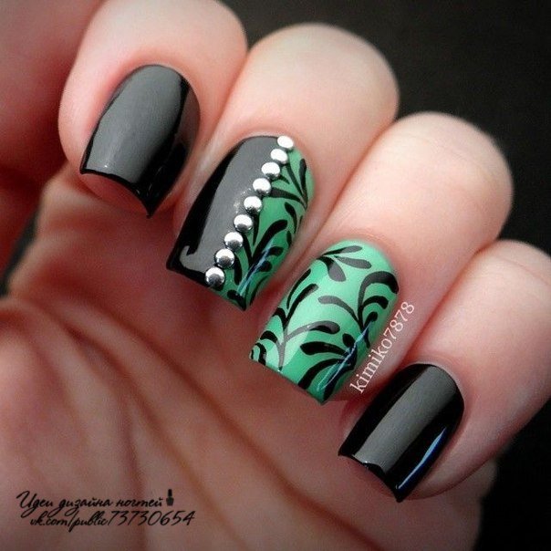 Чорний манікюр з об'ємними зеленими квітами та стразами