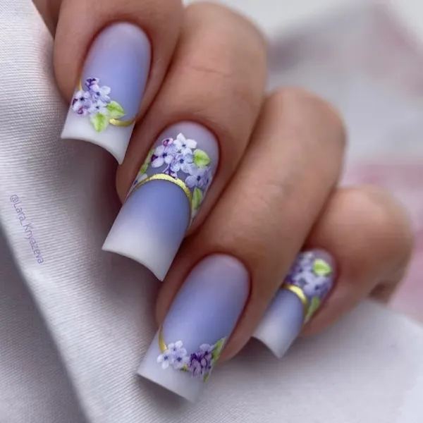 Фіолетовий матовий омбре: квадратні нігті, квітковий дизайн та золото