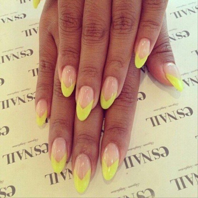 Сонячний мінімалізм: жовтий френч з прозорою геометрією на довгих мигдалеподібних нігтях