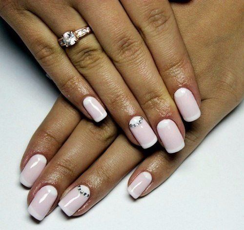 Рожевий френч зі срібними стразами на овальних нігтях