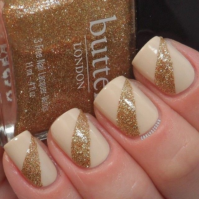 Бежевий мінімалістичний манікюр з золотими лініями та блиском