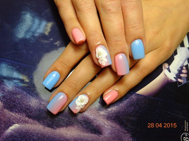 Квітковий омбре манікюр: рожевий з 3D квітами та синіми стразами