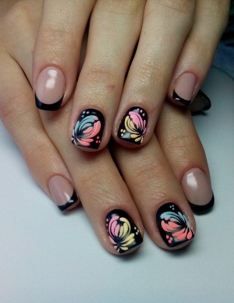 Чорний френч з ручним квітковим розписом на овальних нігтях
