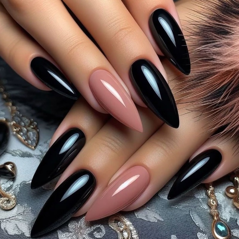 Довгі нігті стилет: просунутий чорно-бежевий манікюр гель-лаком з блиском