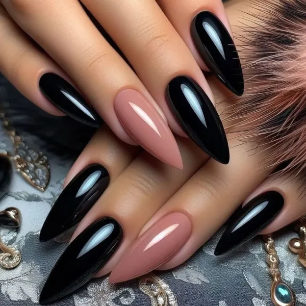 Чорно-бежевий манікюр стилет: блискучий мінімалізм гель-лаком