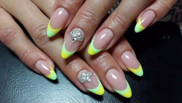 Жовто-зелений френч з омбре та 3D елементами на мигдалеподібних нігтях