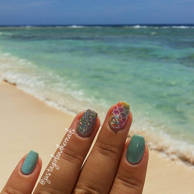 Зелений вибух: овальний манікюр з 3D-абстракцією та сріблястим блиском