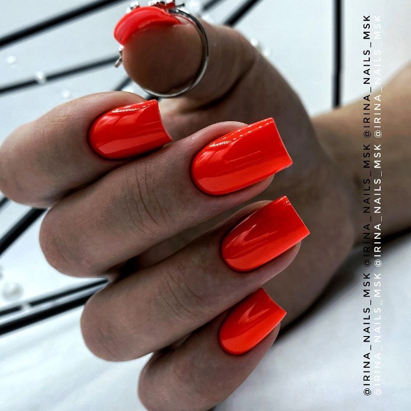 Помаранчевий Гель-лак: Мінімалізм з Блиском на Квадратних Нігтях