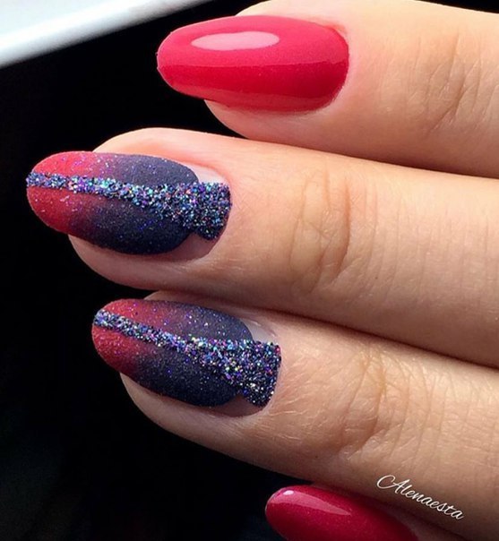 Фіолетовий омбре манікюр з червоним переходом та блискітками