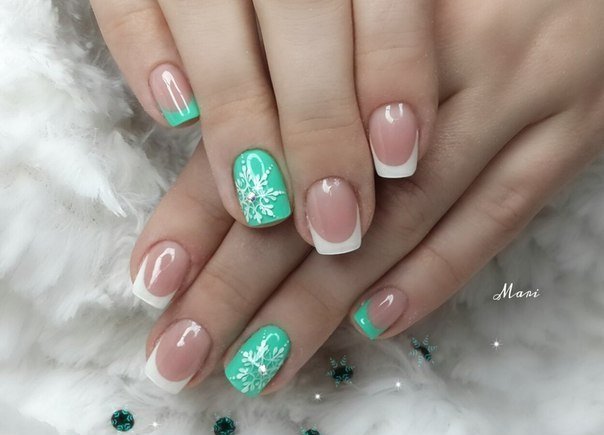 Зелений френч з білою геометрією та блискучими стразами