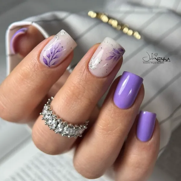 Фіолетовий блискучий манікюр: квадратні нігті з квітковим розписом та сріблом