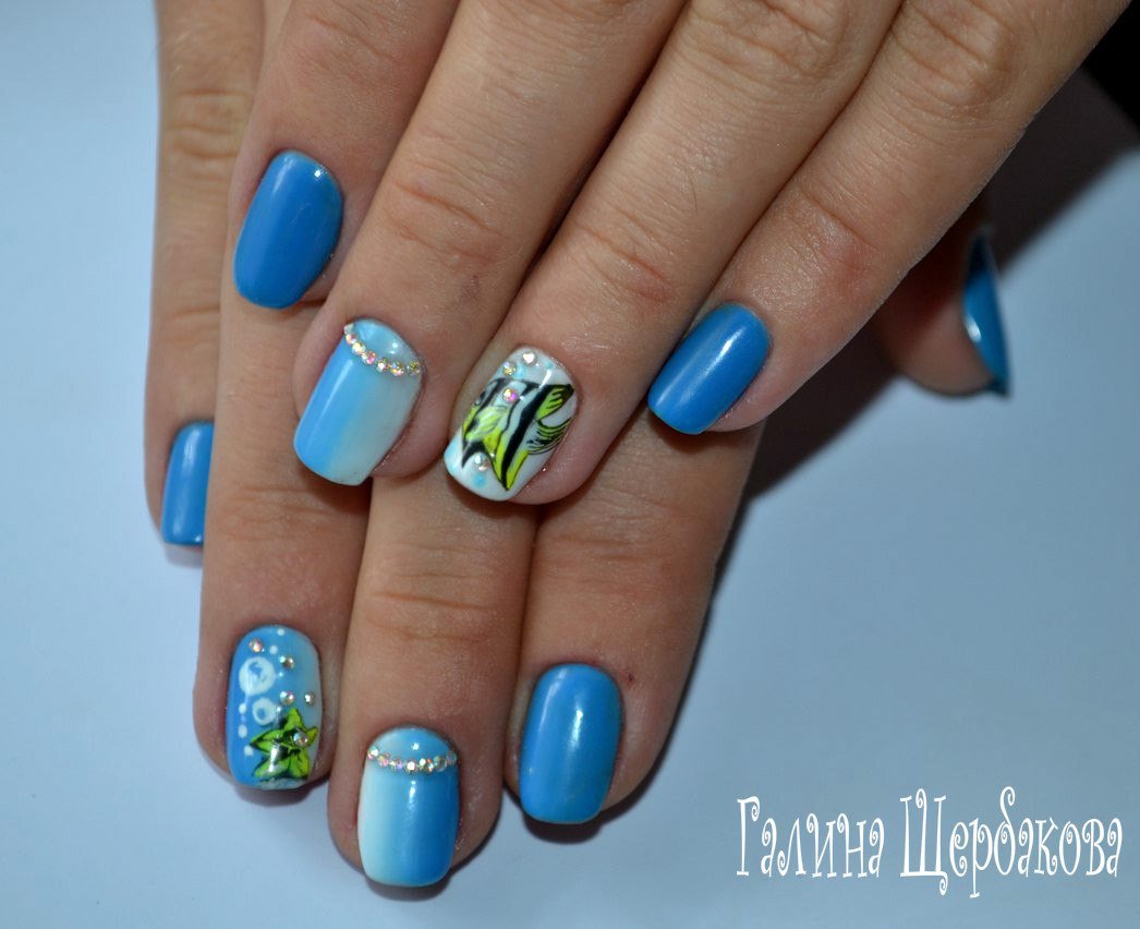 Синій омбре манікюр з квітковим розписом та блискучими акцентами