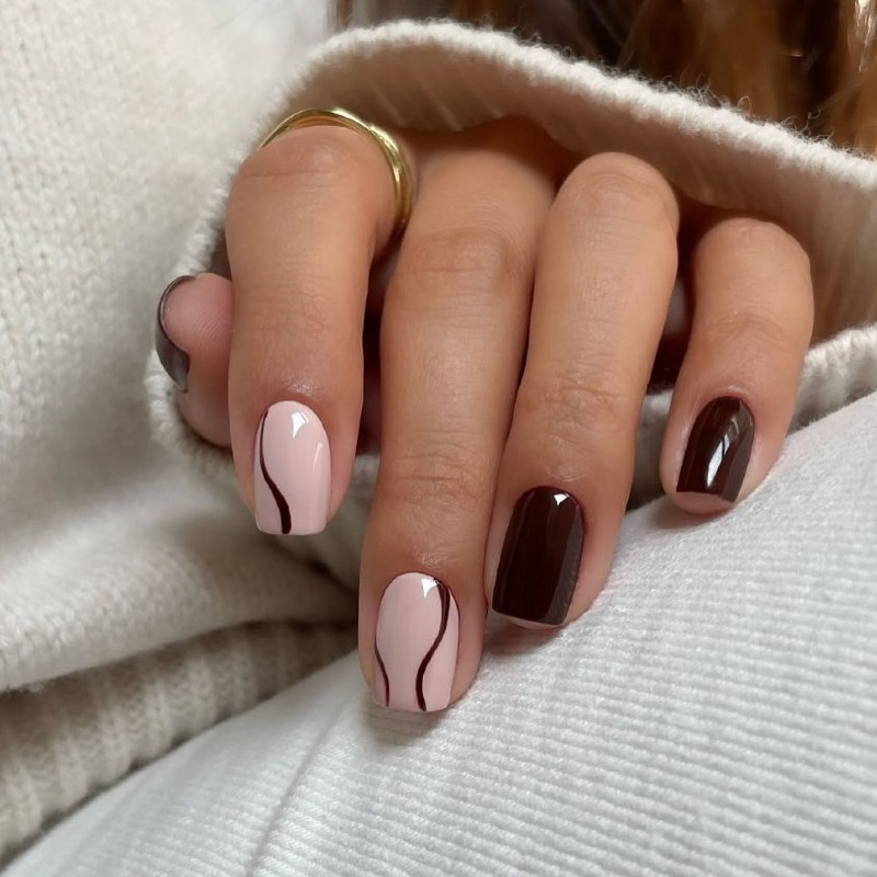 Елегантний рожево-коричневий манікюр: мінімалізм та абстракція на круглих нігтях