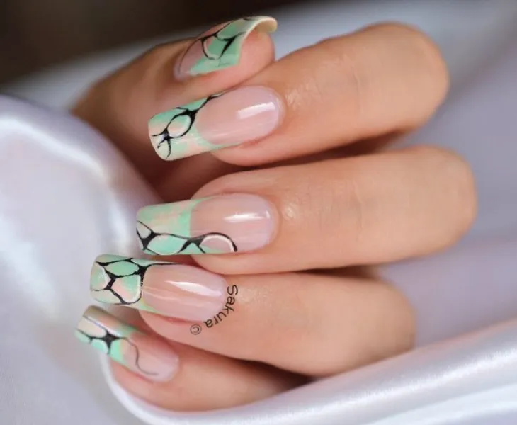 Бежевий френч з абстрактним зеленим мармуром на довгих квадратах