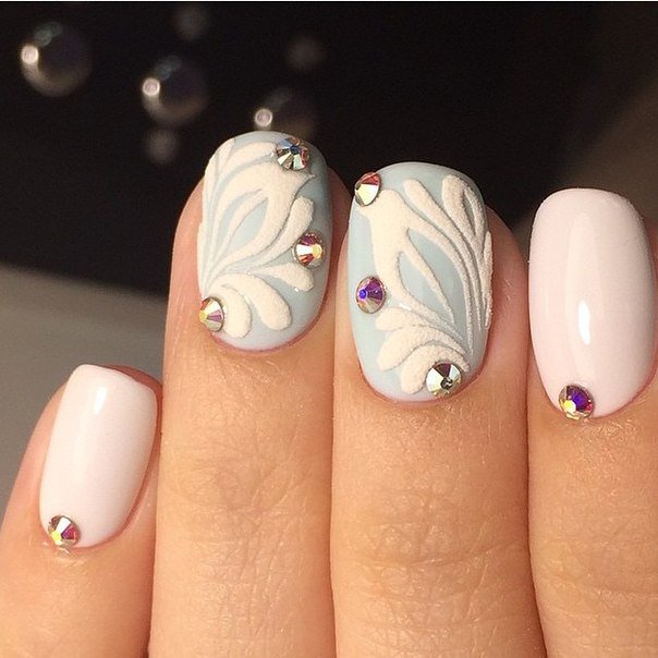 Святковий 3D манікюр: сині нігті, рожеві квіти та стрази на овал