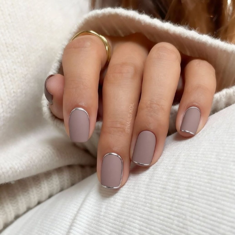Бежевий матовий манікюр: мінімалізм зі сріблом на коротких круглих нігтях