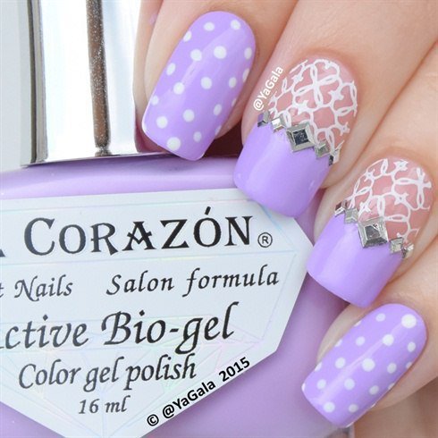 Фіолетовий манікюр з геометричним 3D дизайном та сріблястими стразами