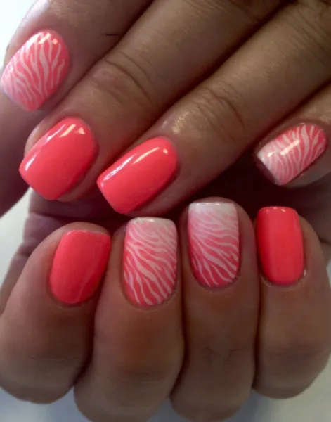 Помаранчеве омбре з білою абстракцією на квадратних нігтях