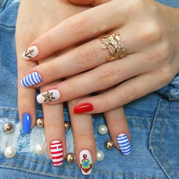 Геометричний максималізм: біло-синій вибух кольорів на круглих нігтях