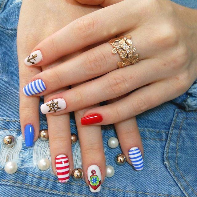 Манікюр з біло-синім геометричним максималізмом: ручний розпис на круглих нігтях