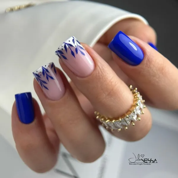 Синій та Бежевий Французький Манікюр: Квадратні Нігті з Квітами