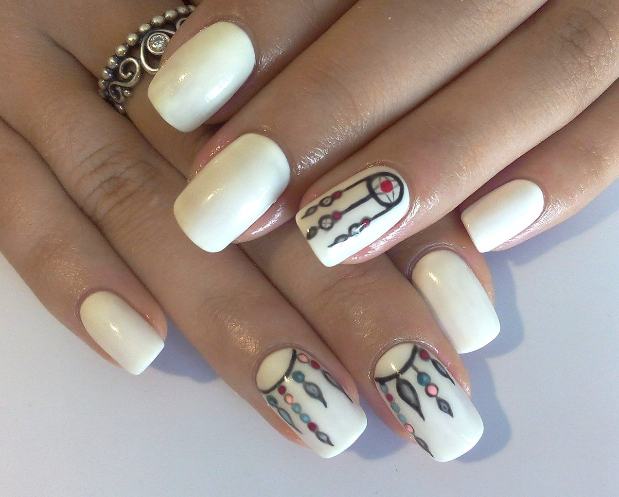 Абстрактний манікюр з білою базою та яскравими кольоровими акцентами