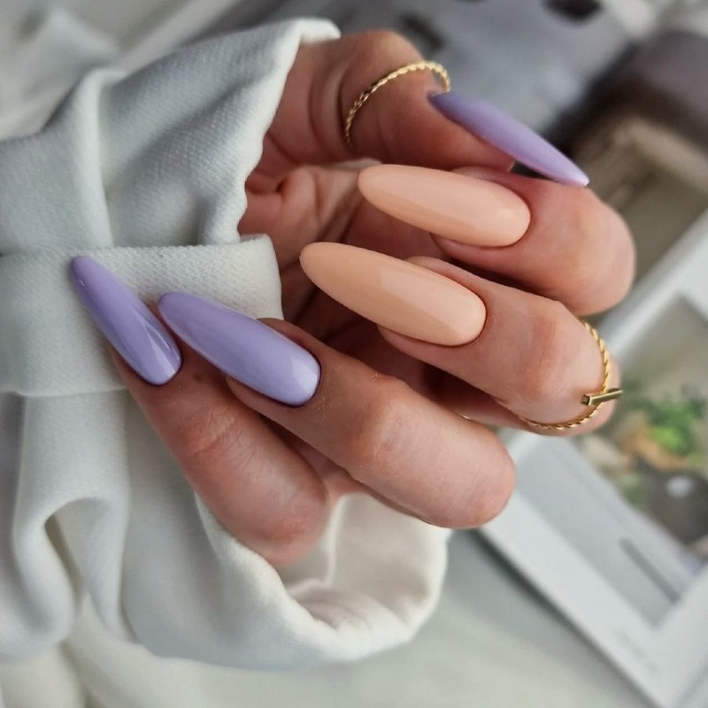 Бежево-фіолетовий манікюр гель-лаком: мінімалізм та блиск на мигдалі