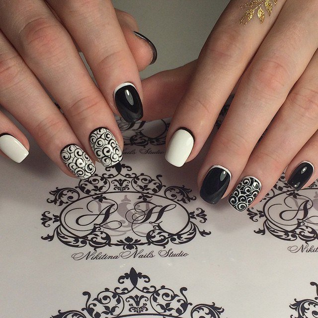 Чорно-білий геометричний манікюр з елементами негативного простору