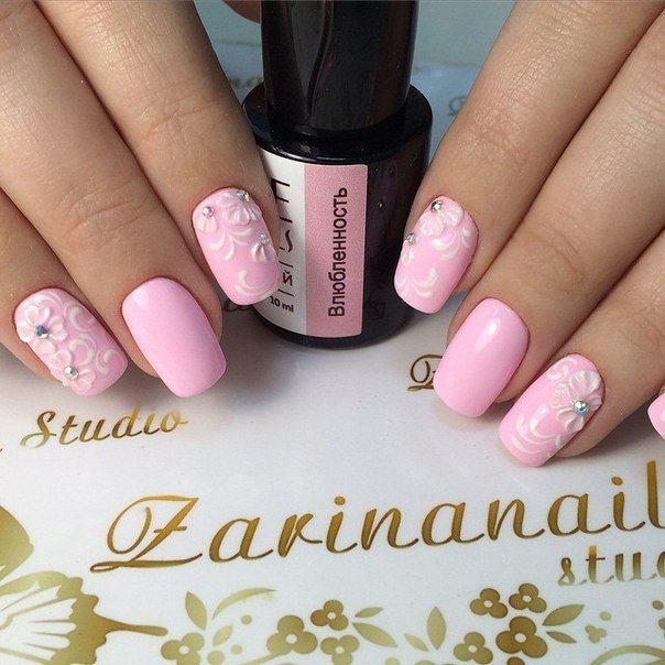 Рожевий квітковий манікюр з 3D об'ємними квітами та стразами