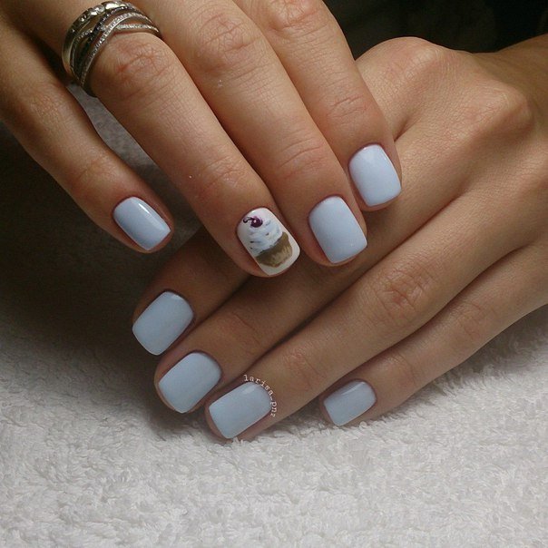 Синій манікюр максималізм з ручним розписом на круглих нігтях