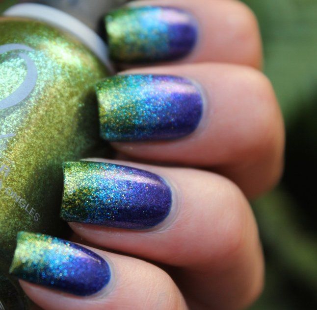 Зелено-фіолетовий манікюр омбре з блискучими акцентами на овальних нігтях
