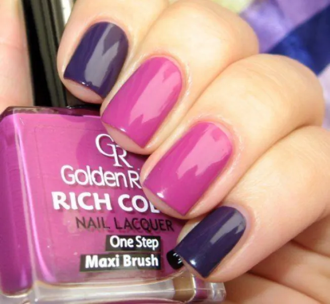 Ніжний рожевий та фіолетовий мінімалізм на овальних нігтях