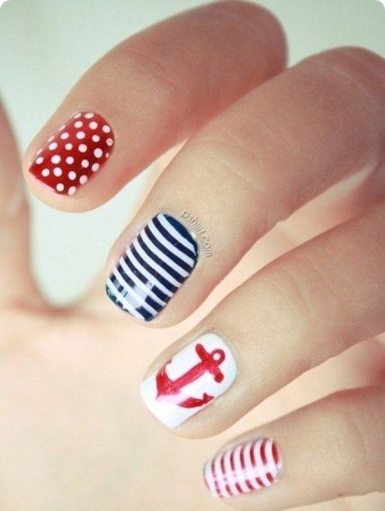 Геометричний манікюр з червоними смугами та акцентами