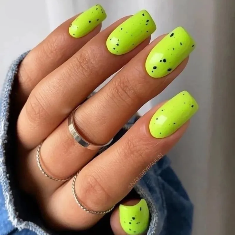 Мінімалістичний зелено-чорний манікюр: гель-лак та ручний розпис на квадратних нігтях