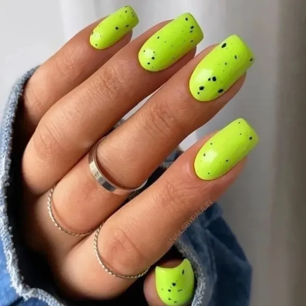 Зелений та чорний мінімалістичний манікюр гель-лаком на квадратні нігті