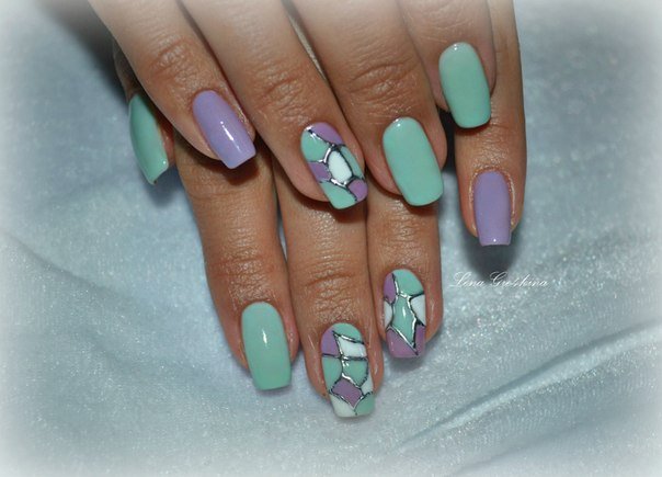 Геометричний манікюр у зеленому та фіолетовому кольорах