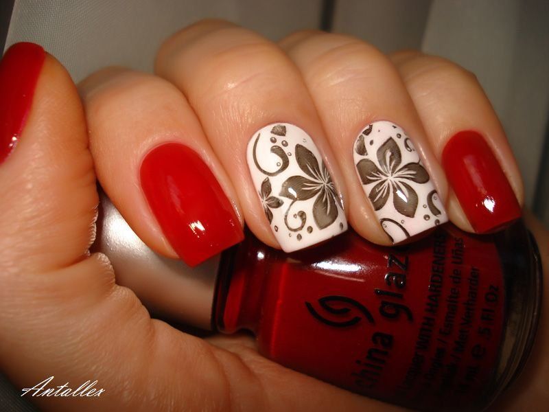 Овальний манікюр з квітковим штампуванням у червоно-бежевих тонах